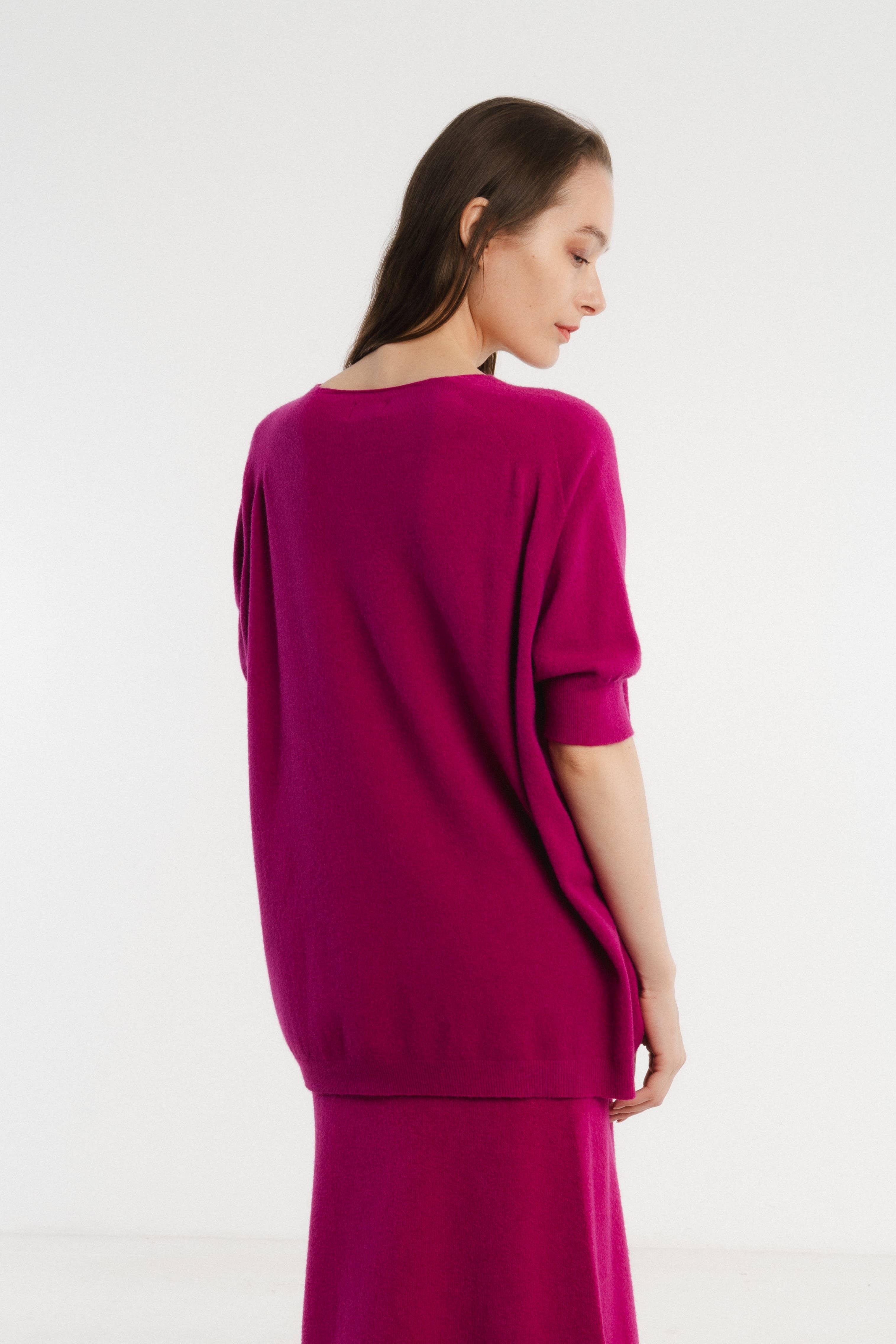 JULIA PARIS – wholesale Pullovertröja - Dam – Stickad tröja med korta ärmar och strukturerad V-ringning2