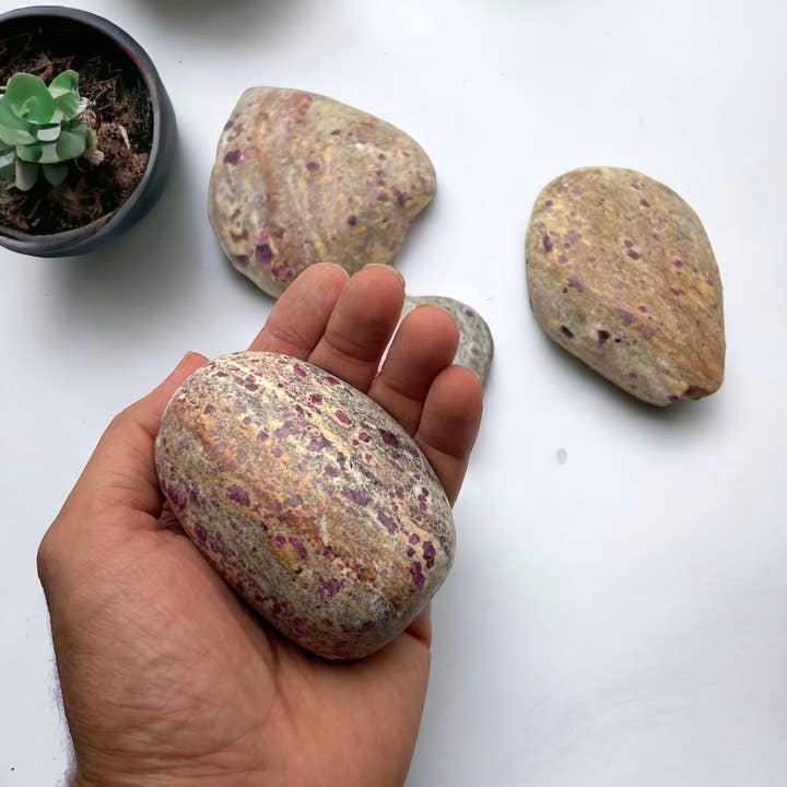 Crystals of India – Großhandel Spiritueller Stein/Kristall – Ruby Albite Einseitiger Nagellack2