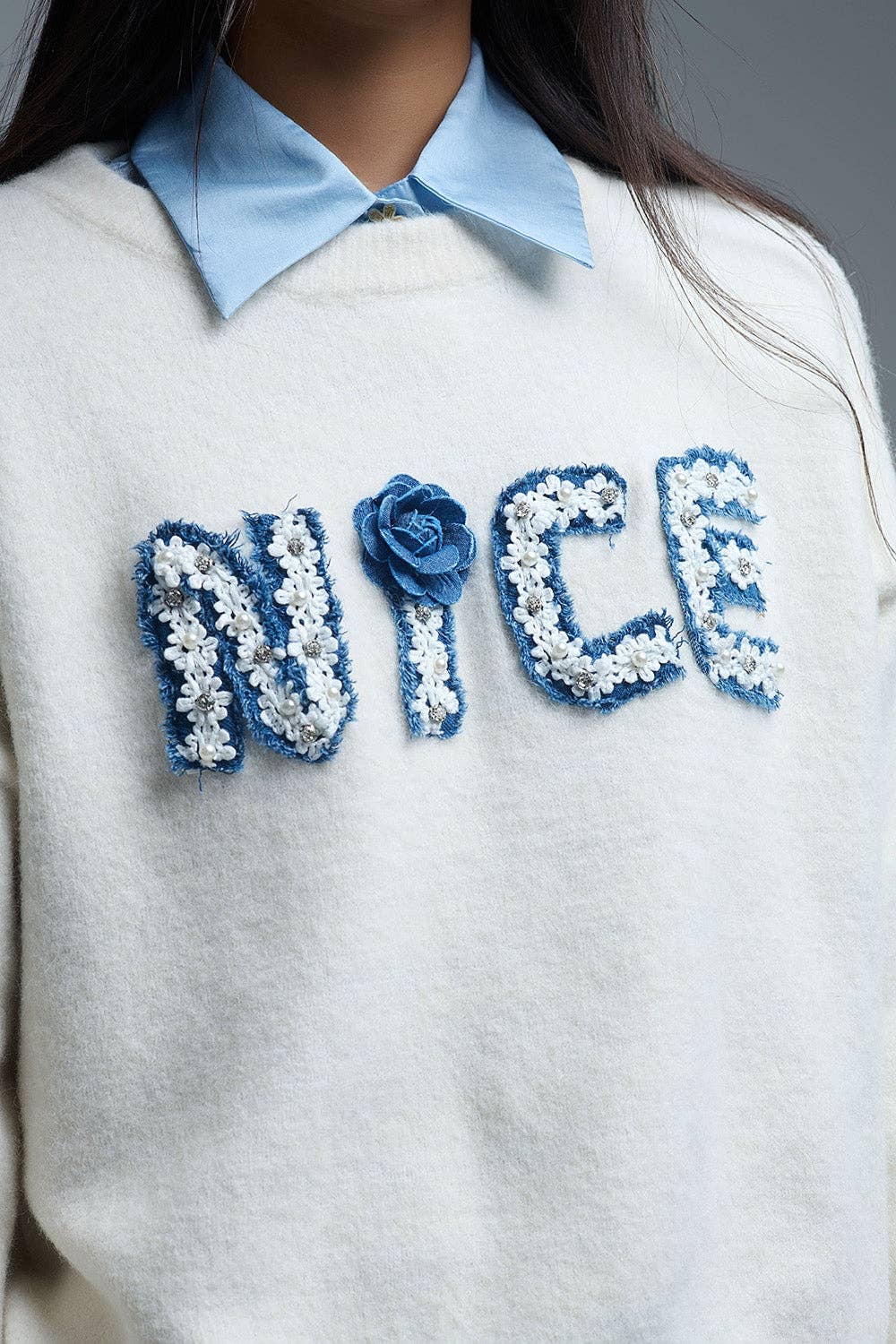 GRÄDDE Kremfärgad tröja med rund hals och broderad text "Nice" för wholesale på Faire3