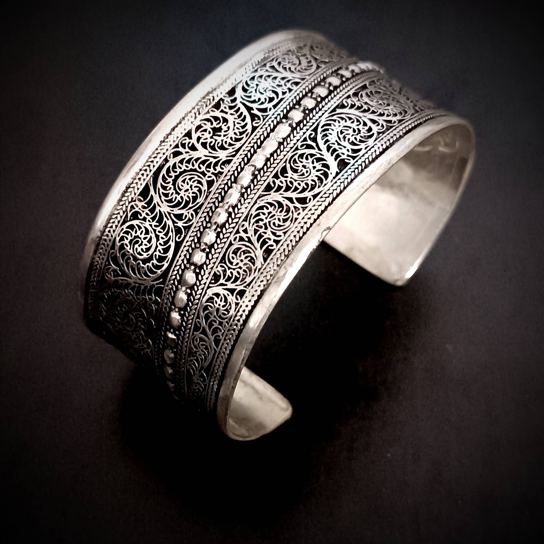 Unique Brand – wholesale Manschettarmband – Lamahi tibetansk armband2