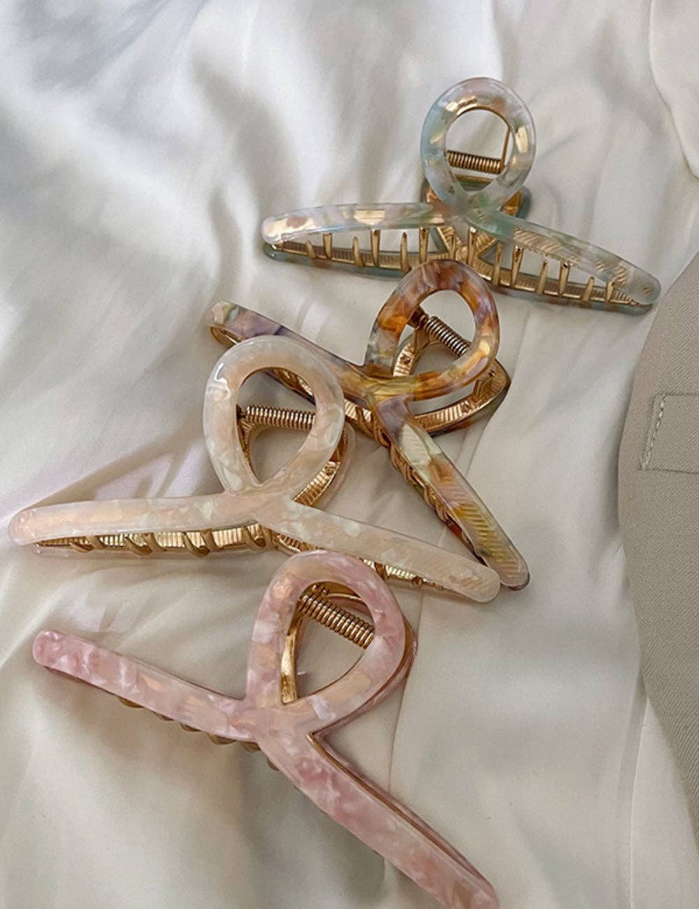 Dipped Shop - Wholesale Haarclip - Dames - Eenvoudige metalen haarklauwen met groot kruis DPJC23125