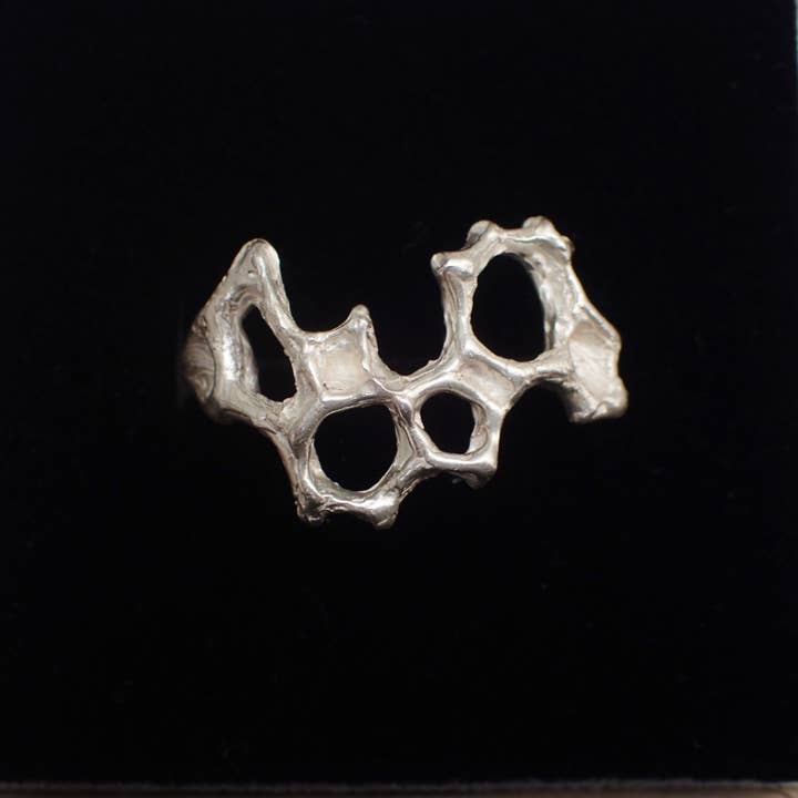 Bague délicate en nid d'abeille fabriquée à la main en argent écologique massif pour la vente par Beca Beeby