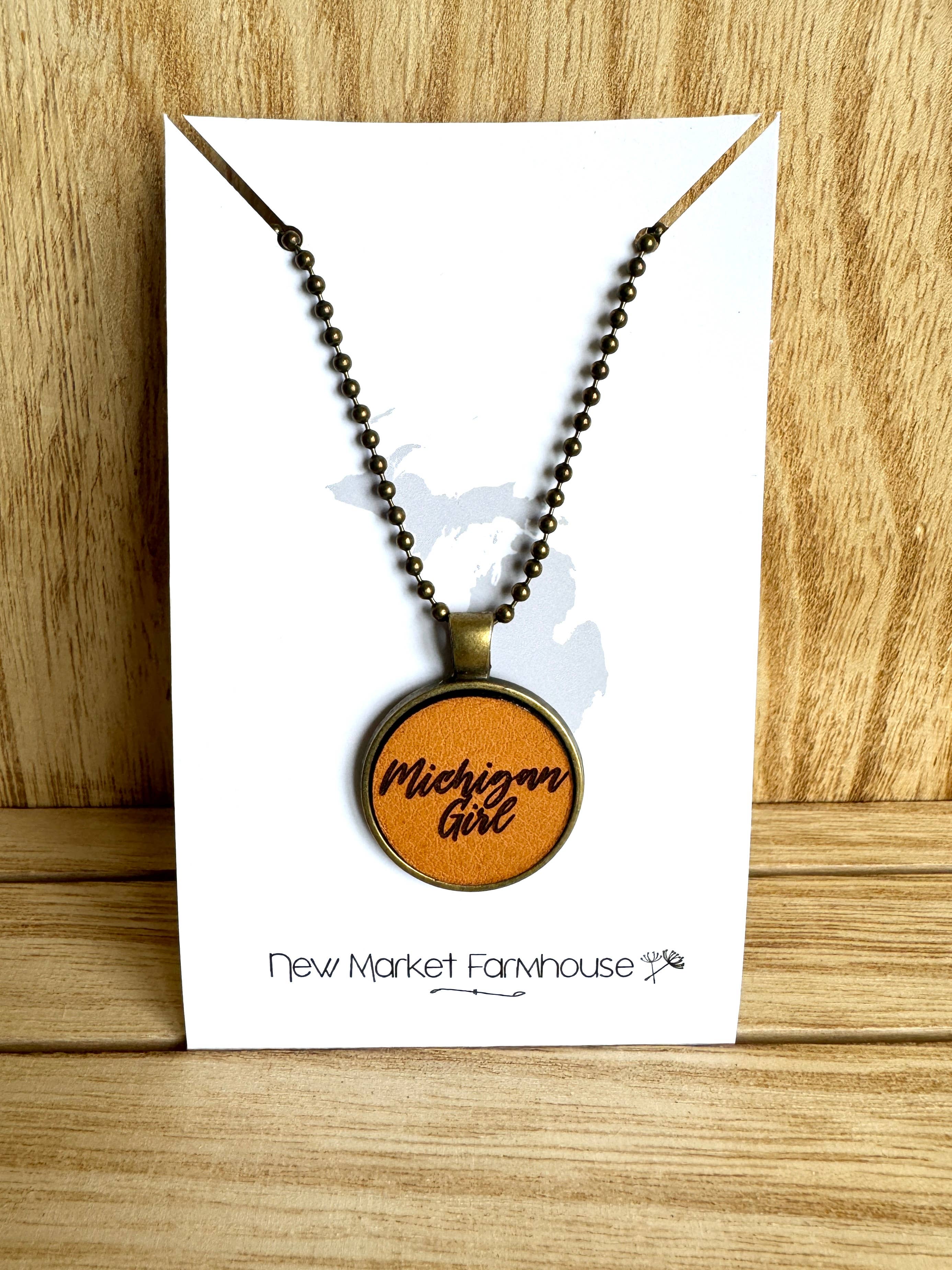 New Market Farmhouse - Vente Colliers à pendentif - Collier pendentif en cuir personnalisable « Fille de l’État »2