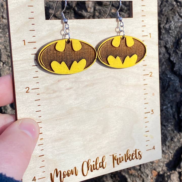 Moon Child Trinkets – Engroshandel Hængeøreringe og creoløreringe – Batman Logo håndmalede træ dingle øreringe2