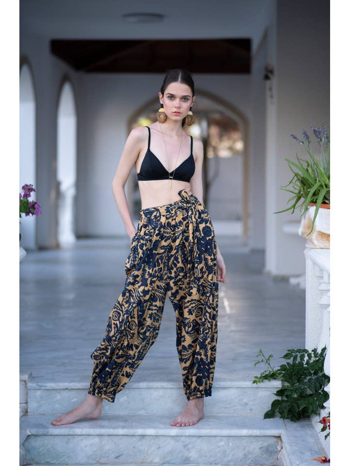 Laluzza S.L. – wholesale Pants – Women's – Stylish Harem Pants in Navy-Beige Print