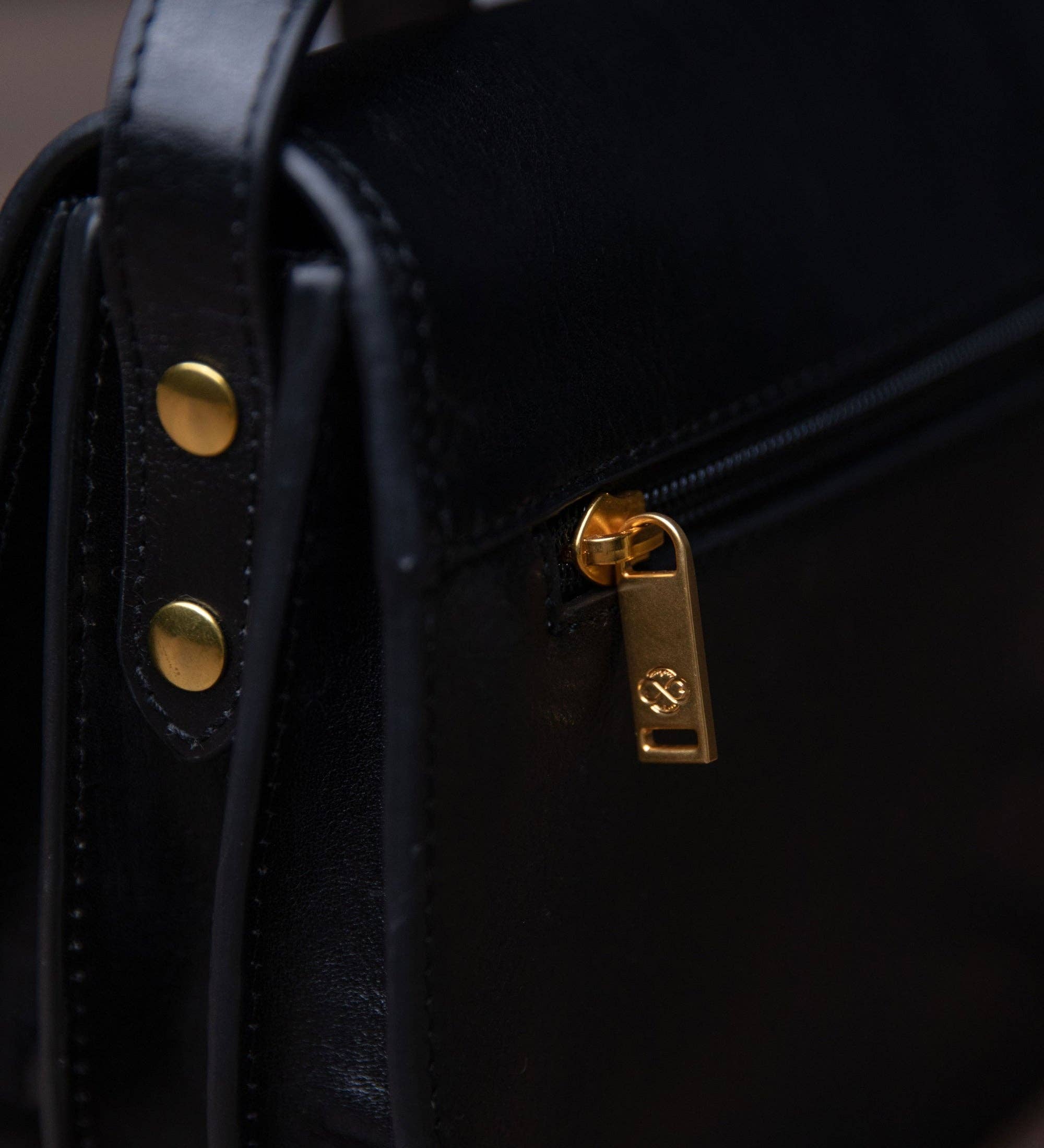 Time Resistance – wholesale Crossbody bag – Women's – Leather Saddle Bag for Women - Moonfleet42