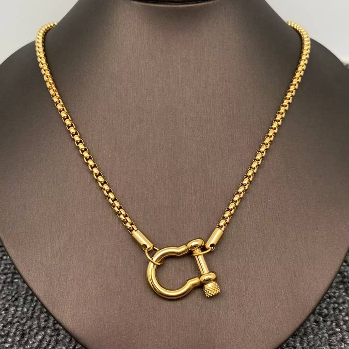 Mio Queena - Wholesale Pendant/Charm Necklace - 18K Golden S.Steel Horseshoe Buckle Charm Necklace - FGS