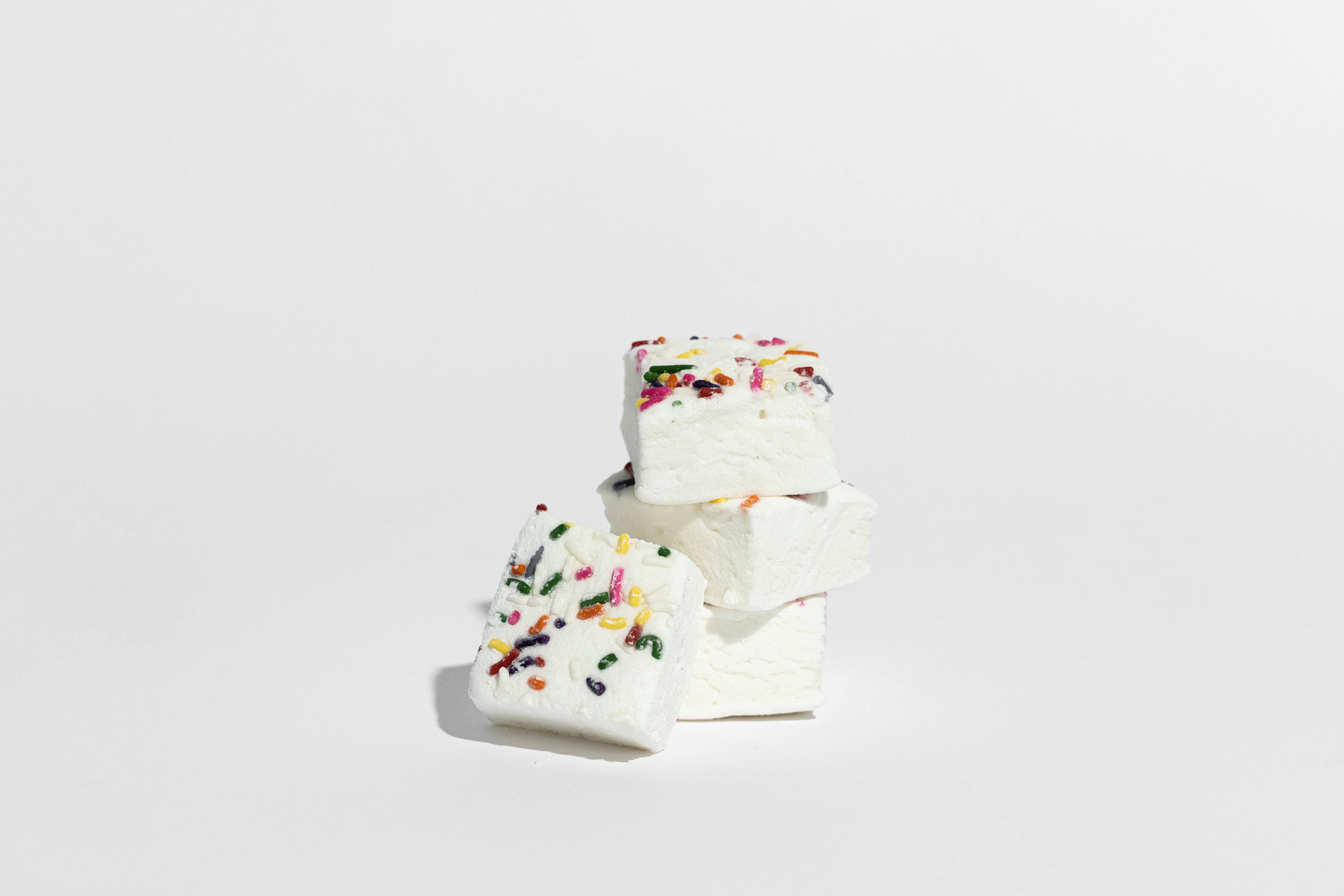 Creekside Mallow Co. - Wholesale Marshmallow - Birthday Cake Mallows (grote zak, 12 stuks)2