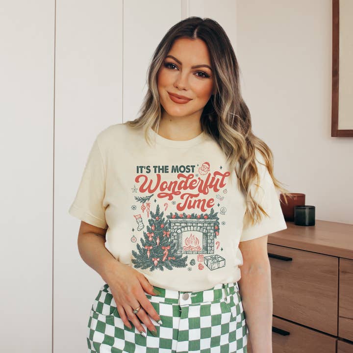 T-shirt graphique rétro "Most Wonderful Time" | Graphiques de Noël pour la vente par Amy Anne Apparel Inc