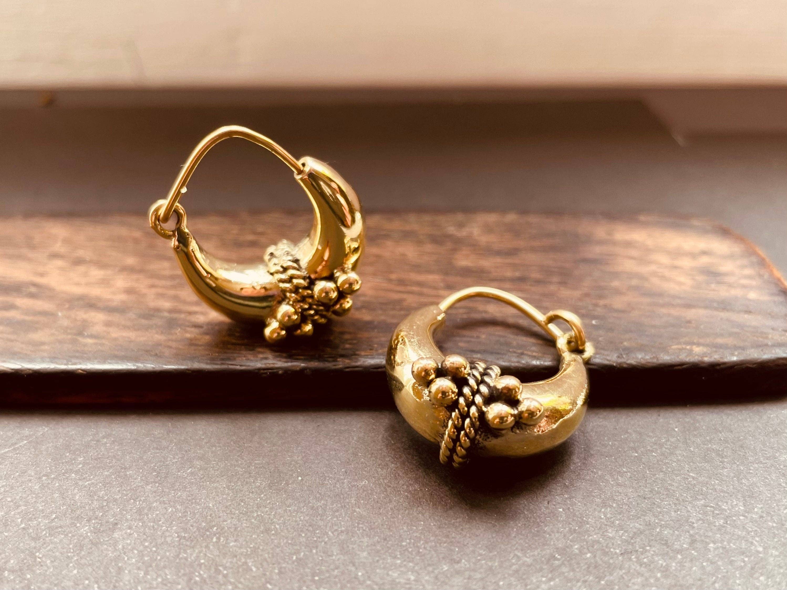 Kaali Boutique – Engroshandel Hoops – Chunky kugle øreringe i guld messing – boheme- og festivalstil1