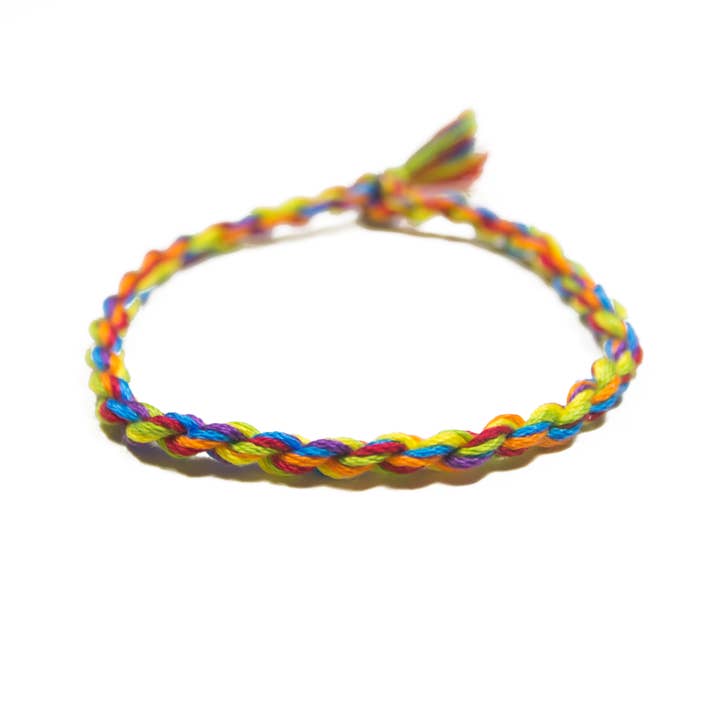 Helle Regenbogen-verstellbare Twist-Armbänder für den Großhandel von Quiet Mischief and Company