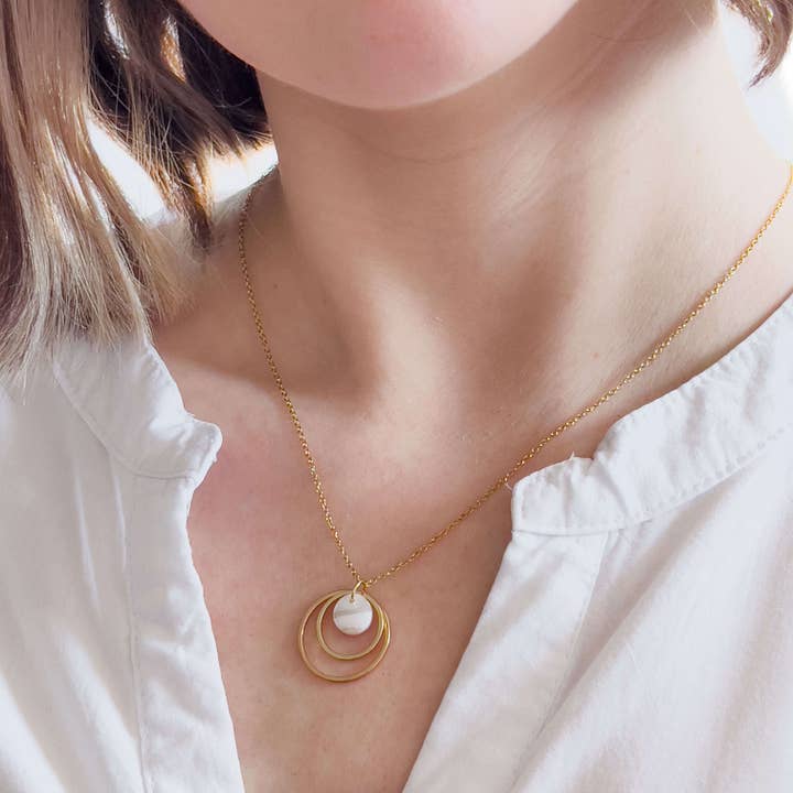 Bridal Col ✦ Pärlemorfärgat bröllopshalsband med tredelat hänge för wholesale av KLAEI DESIGN STUDIO