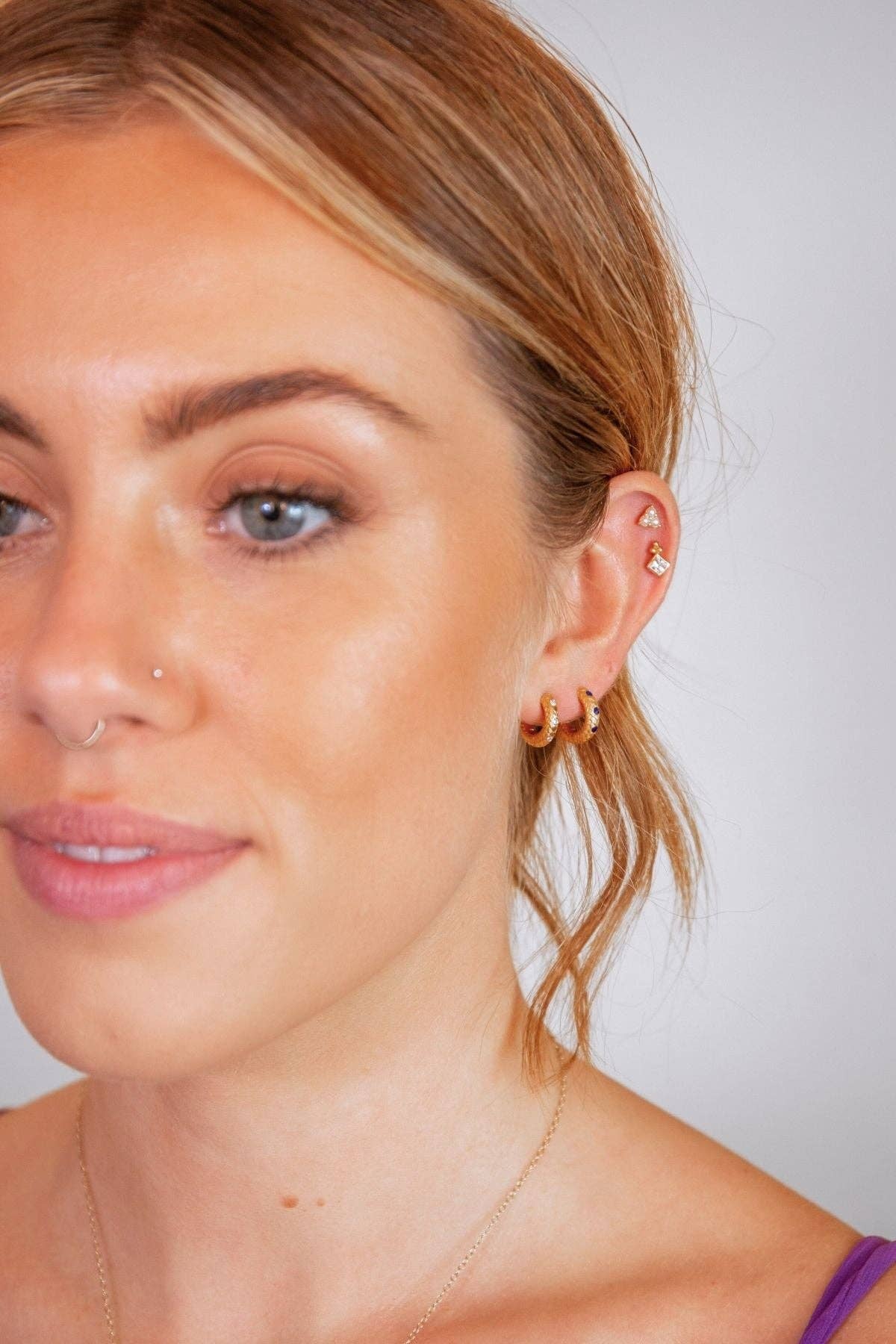 Claire Hill Designs - Venta al por mayor Pendientes de aro pequeños - Pendientes de aro de oro y lapislázuli Art Decó1