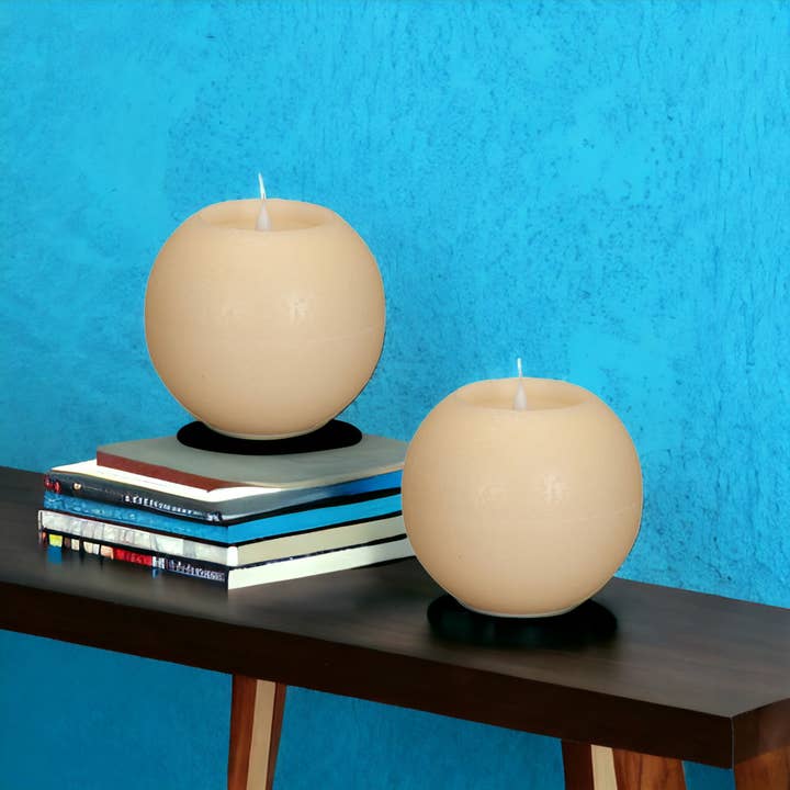 Set di due candele di design beige senza fiamma per la vendita all'ingrosso da parte di HomeRoots