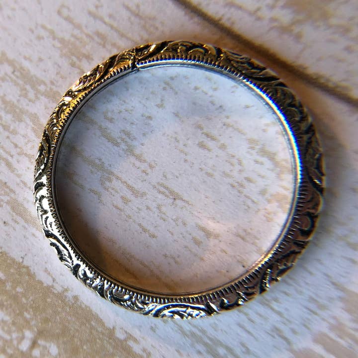 Bague empilable avec petits détails pour la vente par Nevermore Fine Jewelry