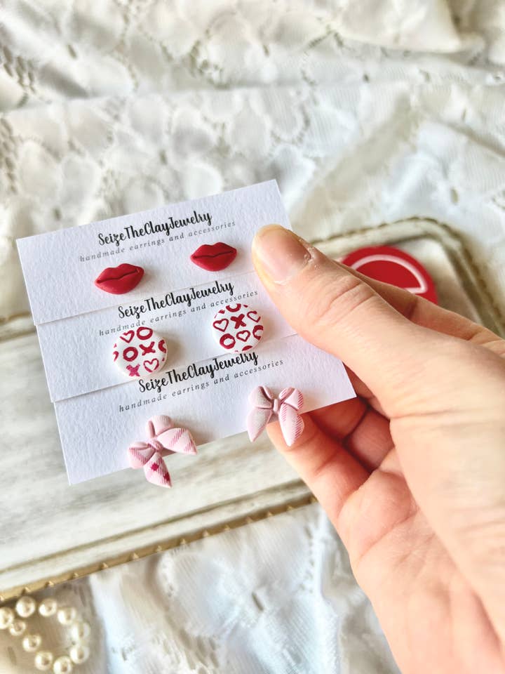 Borchie per San Valentino, borchie a X e O, borchie per rossetto per la vendita all'ingrosso da parte di SeizeTheClayJewelry