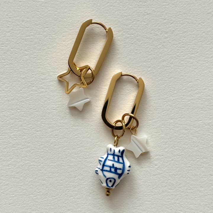 Poisson Charm Ohrringe für den Großhandel von Namaste Jewelry