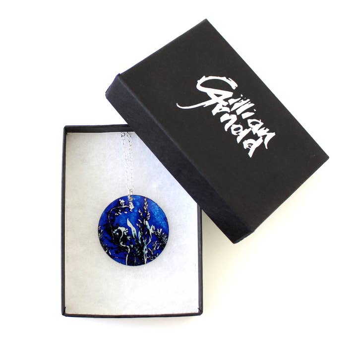 Botanische inspirierte Halskette mit blauem Landschaftsanhänger für den Großhandel von Gillian Arnold