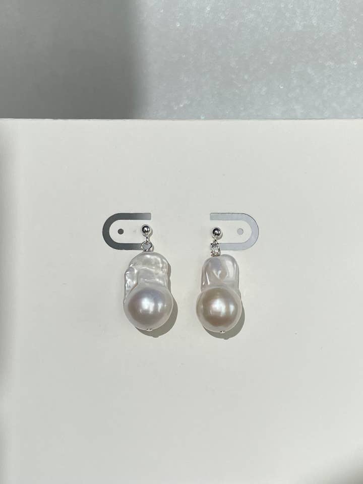 Orecchini a perno in argento sterling con perla barocca per la vendita all'ingrosso da parte di With Extraordinary Grace