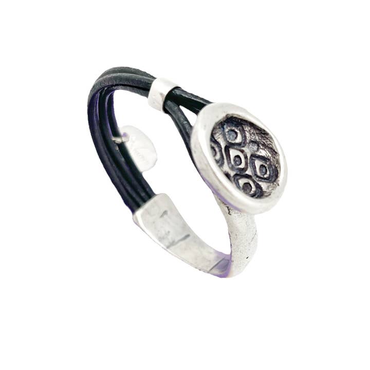 Halvstiv armbånd med indgraveret knap og sort læder, sølvbelagt. for engroshandel hos Gloria Mago