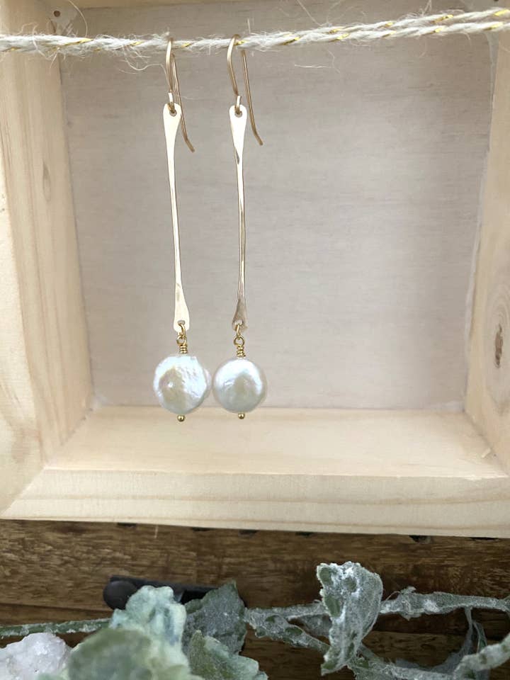 Stick and Circle - Boucles d'oreilles perle blanche sur fond d'or pour la vente par Pyrite and Pearls
