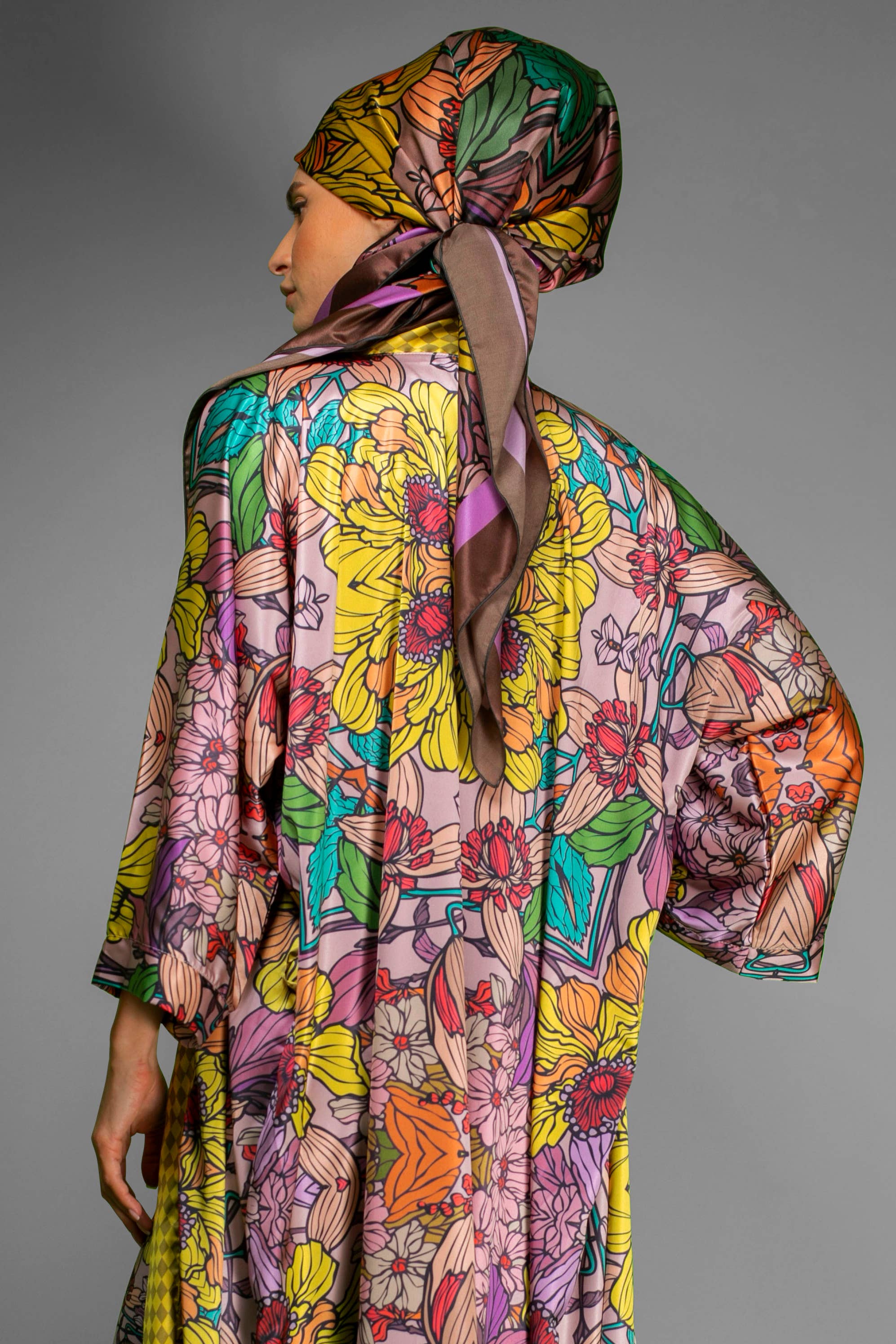 Nuvula - Vendita all'ingrosso Kimono - Donna - Kimono in raso floreale Golden Duchess2