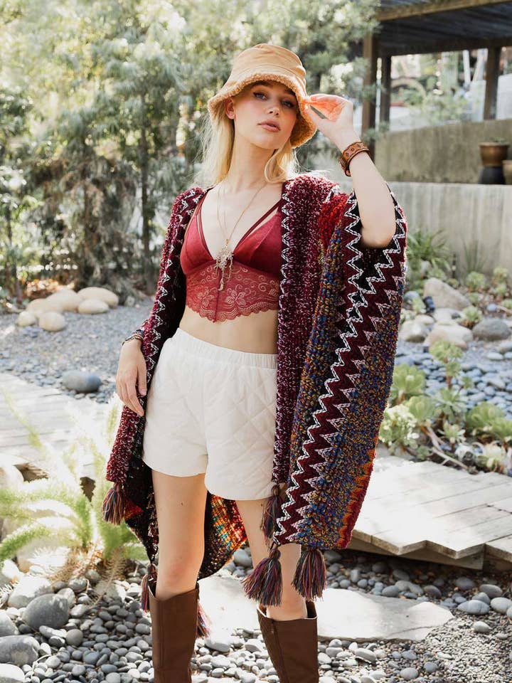 Western ruana med farverigt hæklede mønstre – den originale for engroshandel hos Leto Accessories