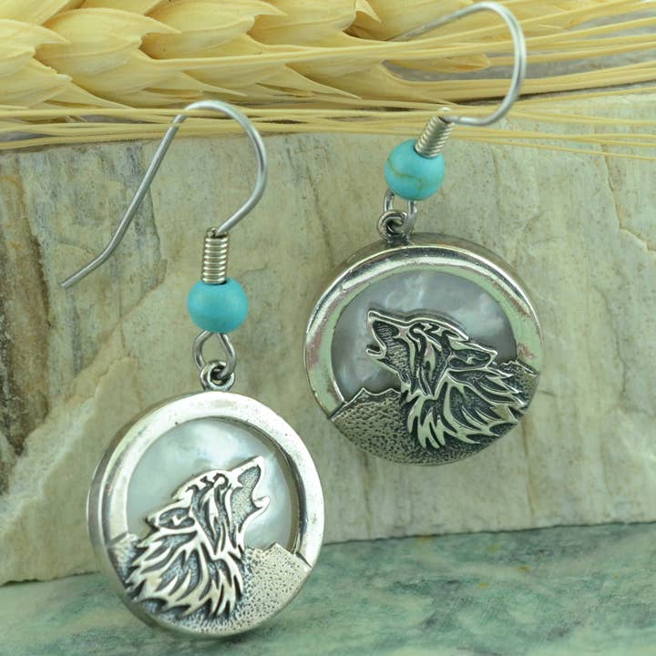 Orecchini Howling Wolf in argento 925 con madreperla per la vendita all'ingrosso da parte di Jewelry by DeCory