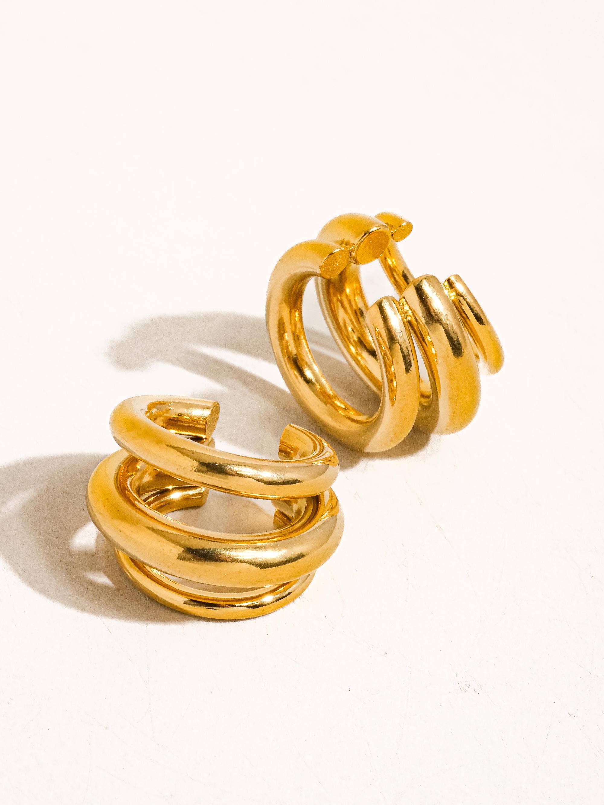 Flânerie by MAIQ – wholesale Earcuff-örhängen – Ames trilagers ørekrok i 18K guld som inte oxiderar2