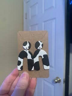 Arches imprimées vache pour la vente par Polymearrings Jewelry Co.