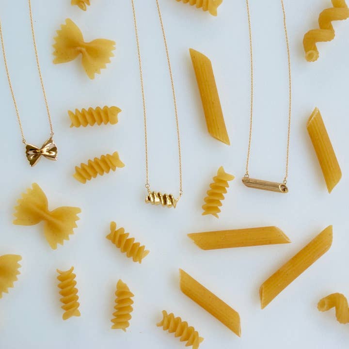Delicacies Jewelry - Vente Colliers à pendentif - Collier de pâtes Cellentani, plaqué or jaune par Delicacies Jewelry - Chaque achat aide à lutter contre la faim ! (Cadeau gourmand, bijoux alimentaires)