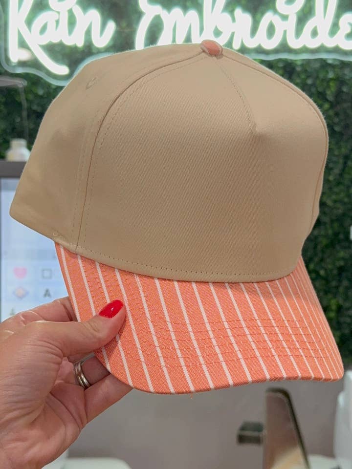 Oranje Gestreepte Bill (blanco) Truckerpet voor wholesale door Rain Embroidery