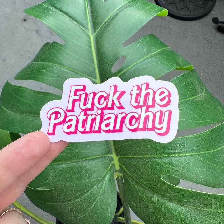 ShopSourSweetener – Engroshandel Klistermærke – Fuck The Patriarchy klistermærke, Barbie-skrifttype, feminist1