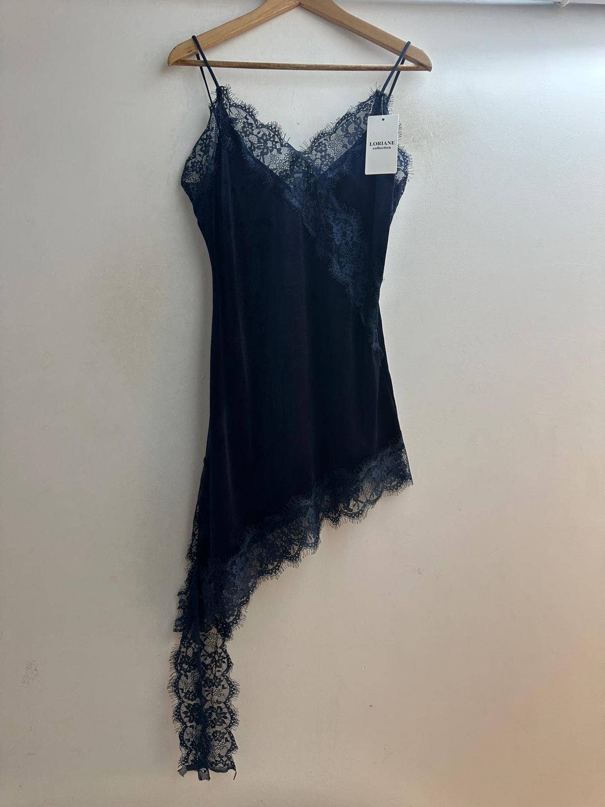 LORIANE – Vestido - Mulher por atacado – 7439V Vestido curto assimétrico de alças em veludo2