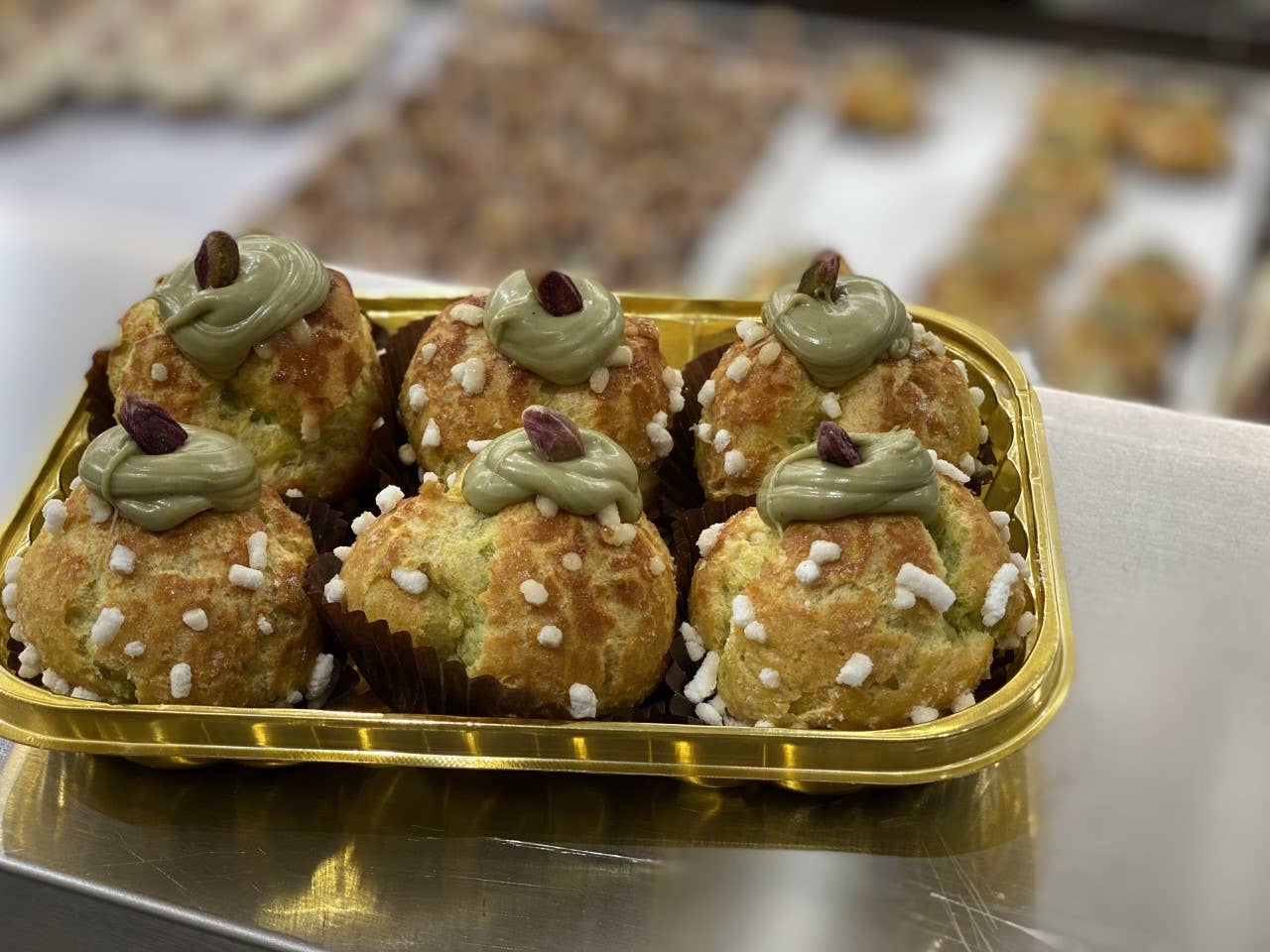 Pasticceria Mokador f.lli Sclafani - Vendita all'ingrosso Biscotti - Bignè Pistacchio con crema Pistacchio Artigianale3