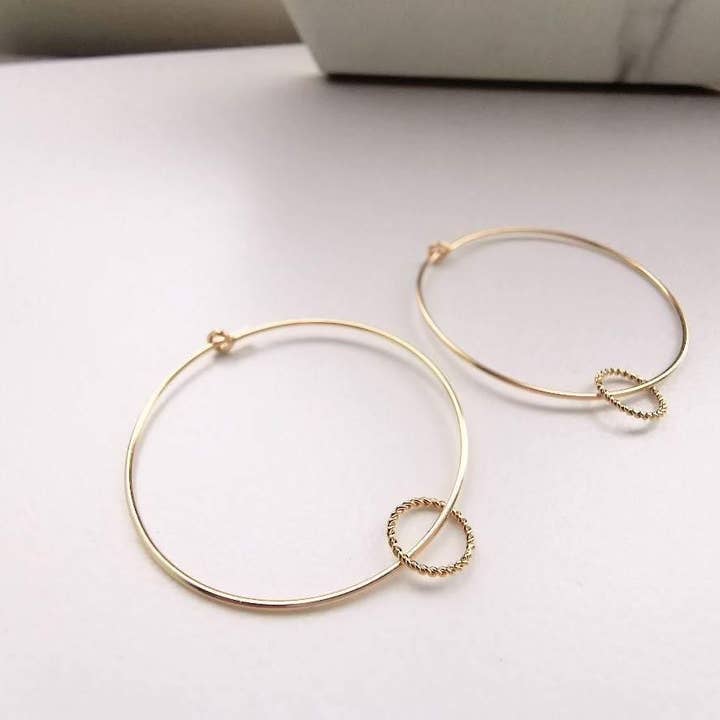 Gouden hoepeloorbellen met gedraaide ring voor wholesale door Sophellie Jewellery