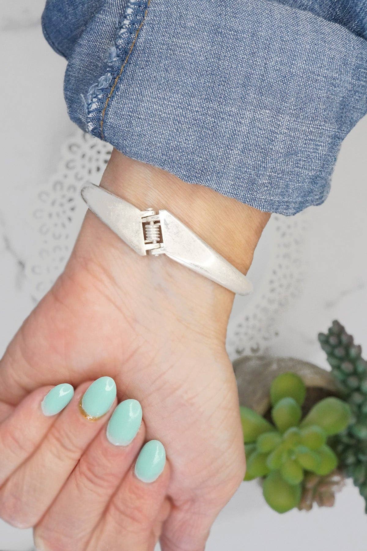 PennyLine inc - Vente Bracelet manchette - Bracelet jonc intemporel en forme de cravate, ton argenté avec charnière.1