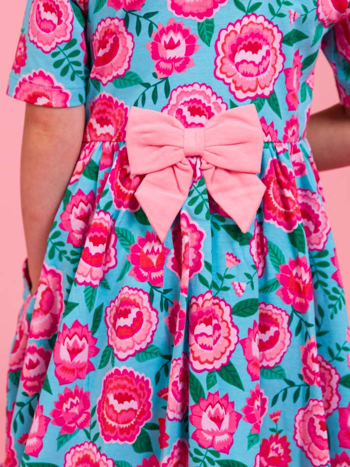 Azul Vestido de Malha com Mangas Curtas e Rodado Bright Blossoms para Meninas para venda a revendedores na Faire4