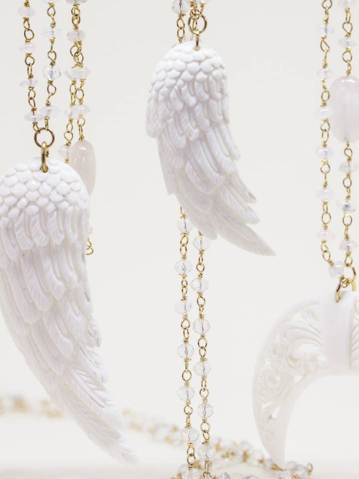 Lång halsband med liten handgjord ängelvinge i rosenkvarts och guldbelagd kedja för wholesale av BijouxHippiechic30