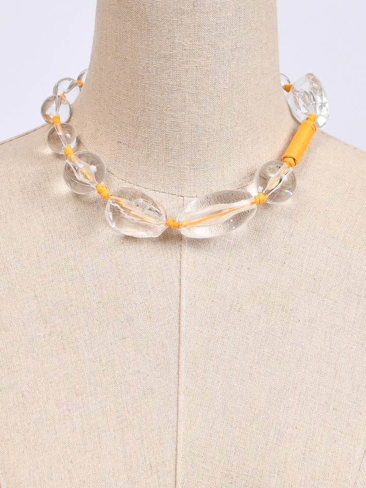 Kort halsband med genomskinliga pärlor och snöre för wholesale av Victoria Moda