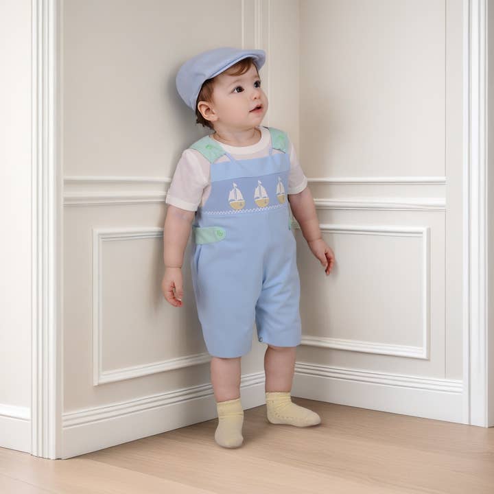 Blaues Vichy-Karo Segelboote gestickter Jungen-Overall für den Großhandel von Hello Bebes!