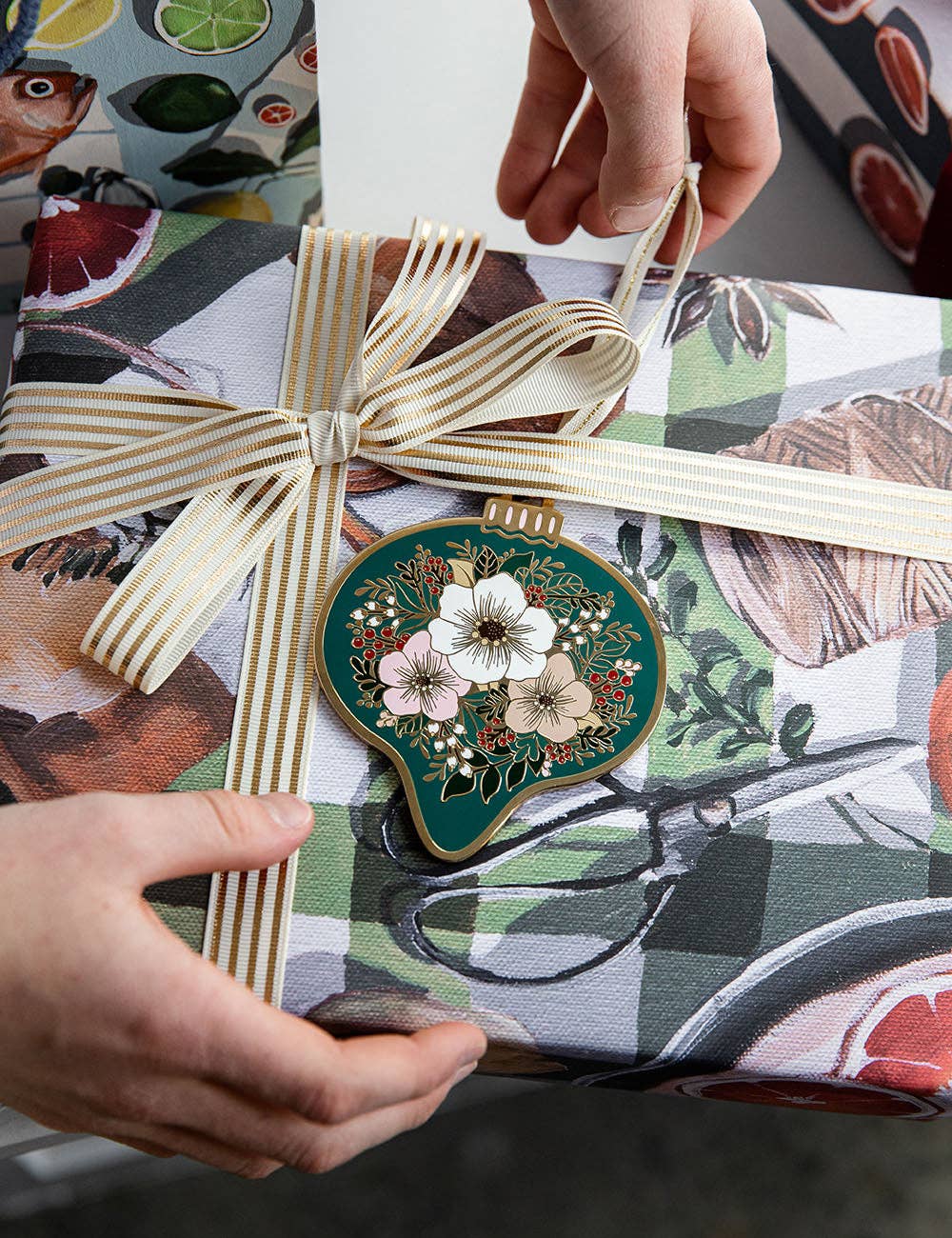 Bespoke Letterpress – Großhandel Verzierung – Weihnachtsschmuck aus feiner Emaille, grüne Christbaumkugel8