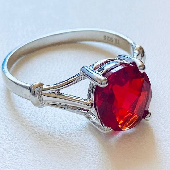 Bague en argent sterling Helenite Ruby Red à 7 pierres de naissance pour la vente par Twan Kee Jewelry