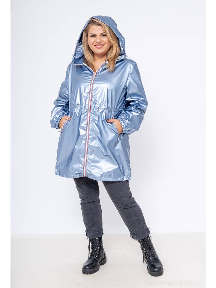 Attrait Paris - Venta al por mayor Cortavientos - Mujer - Cortavientos largo metálico con capucha y cremallera de colores Tallas grandes5