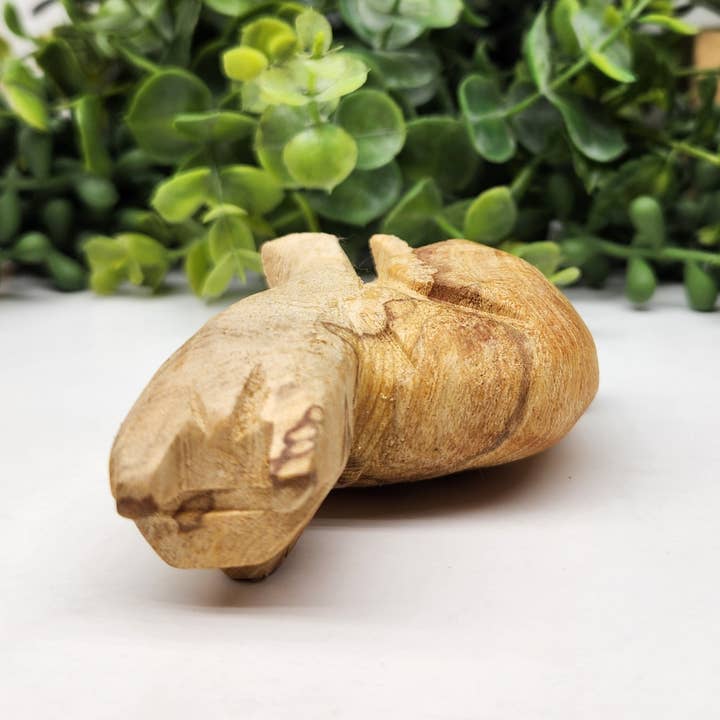 Meraki Gemstones – Engroshandel Pyntefigur – Håndskåret kat i Palo Santo træ, højde 8,3 cm, bredde 6,4 cm5