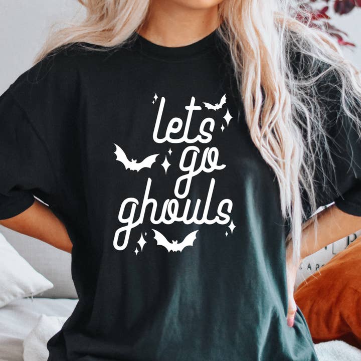 T-shirt de Halloween Let's Go Ghouls Spooky - Singles de Última Chance por atacado de The Funnel Cake Tree
