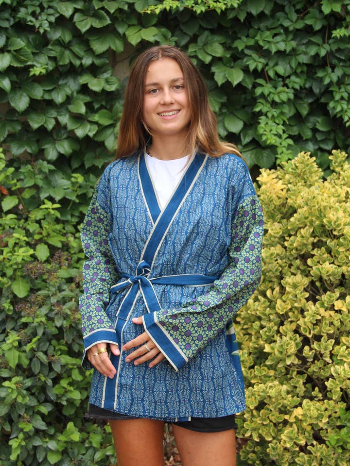 Kimono med solsikkemotiv i marineblå for engroshandel hos Les Belles Vagabondes