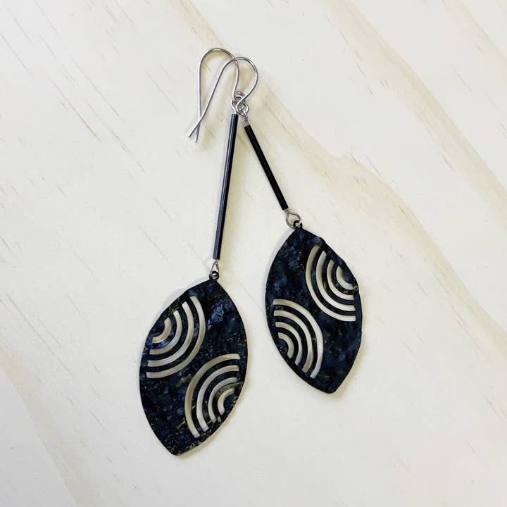 Ensemble de boucles d'oreilles Eden Drop - Mismatched Oni pour la vente par The Sister Label