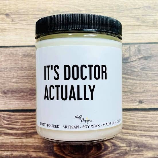 C'est Doctor Actually, cadeau de fin d'études de médecin pour la vente par Huff Designs Candle Co