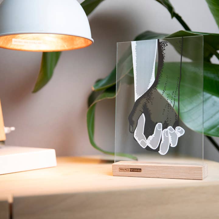 Håndtegnet illustration | glaskunst | hænder sammen for engroshandel hos Framed Stories